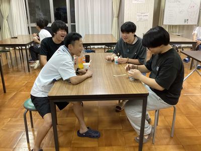 ４